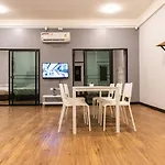 U4 Large 2 Bed Rooms Full Kitchen 200M To Bts